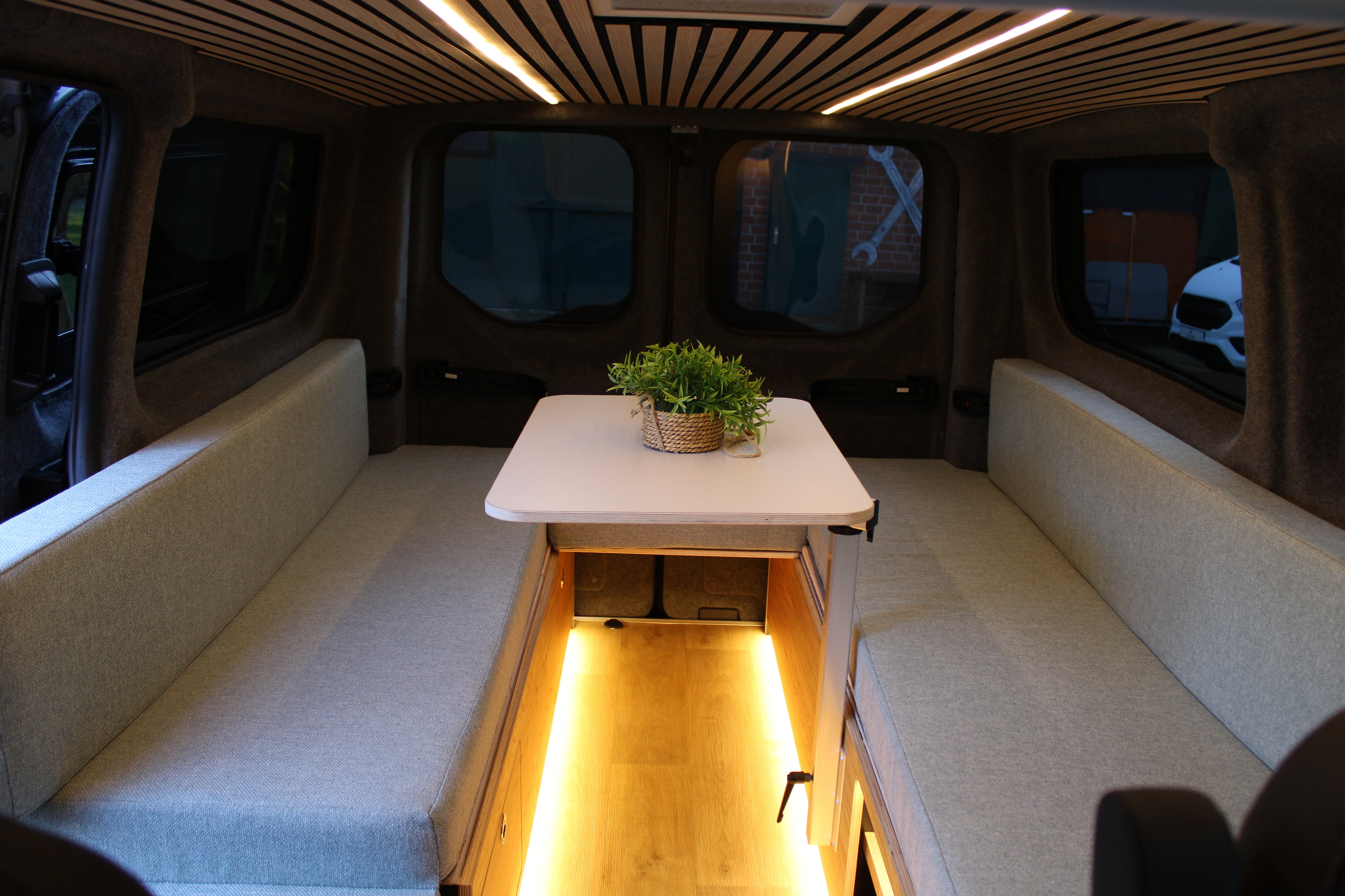 Sitzgruppe und Küchenmodul für Ford Transit Custom Campervan