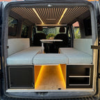 Camper Modul für Ford Transit Custom mit Sitzgruppe, Bett und Auszugsküche
